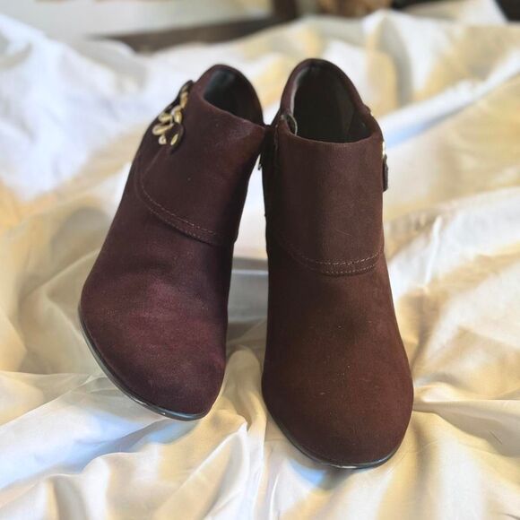 Y2K Women’s Brown Heeled Booties with Gold Accents & Zipper Detail - Picture 5 of 6